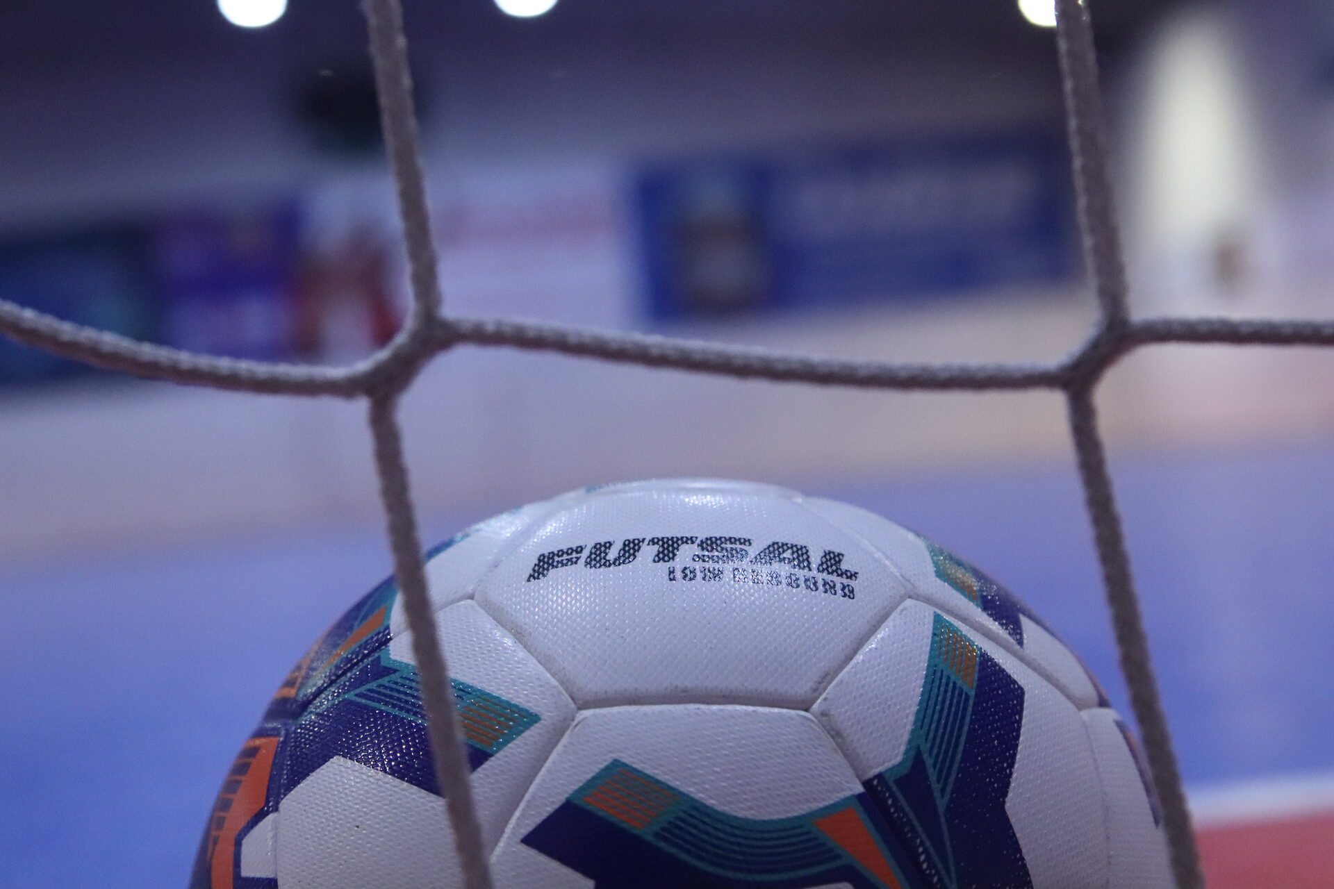 Bola junto à baliza de futsal